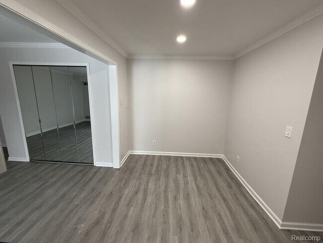 Foto del edificio - 250 E Thirteen Mile Rd