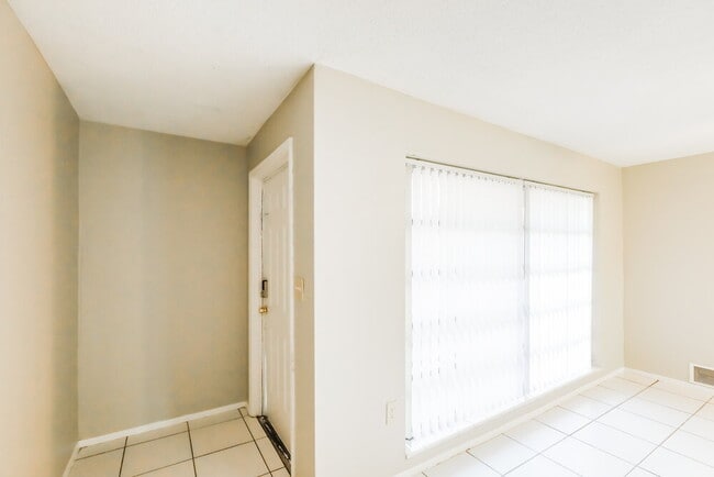 Foto del edificio - 6885 NW 27th Ct