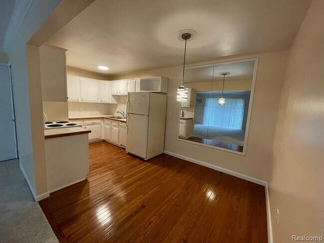 Building Photo - 417 Parkdale Ave