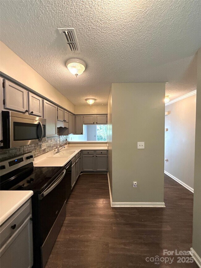 Foto del edificio - 705 Heritage Pkwy
