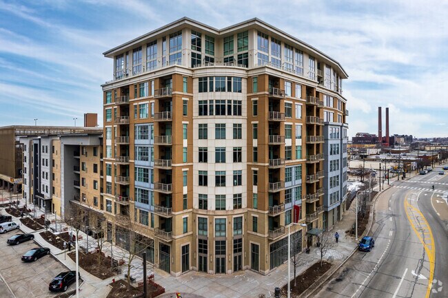 Building Photo - The Avenue District Apartments