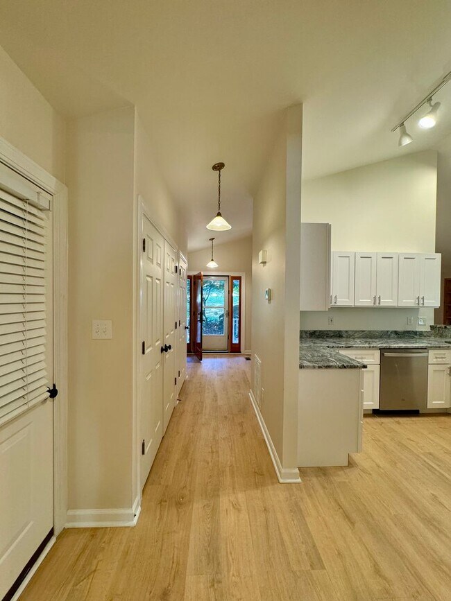 Building Photo - Wonderful Carrboro house with a walk out l...