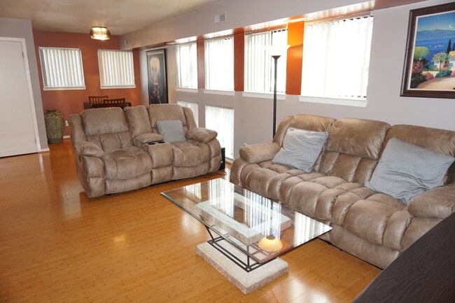 Foto del edificio - 27991 Rollcrest Rd