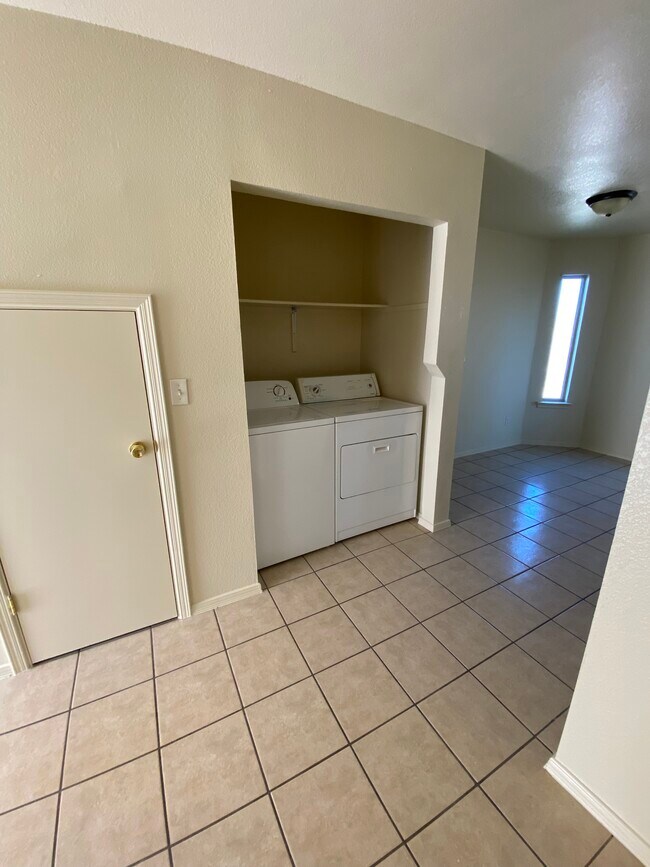 Rincón de lavandería/Almacenamiento debajo de las escaleras - 8495 Roseway Dr