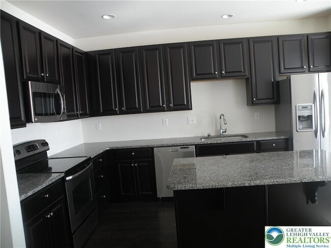Building Photo - 6092 Valley Forge Dr