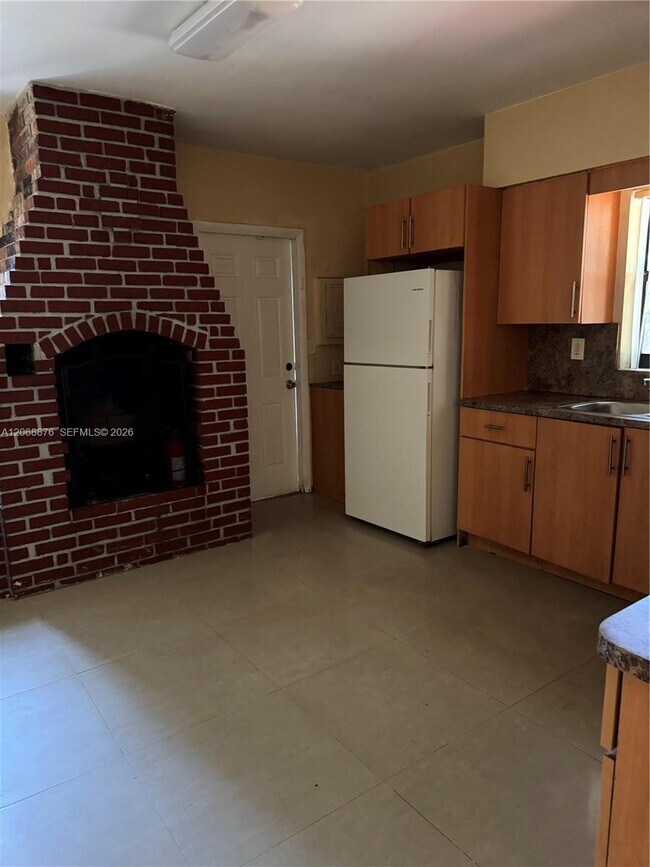 Foto del edificio - 695 NE 151st St