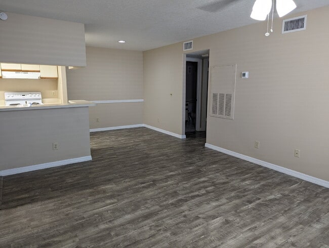 Building Photo - Charming 1-Bedroom Condo Retreat in Melbou...