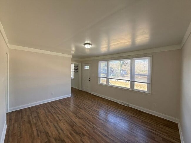 Foto del edificio - T.R. Lawing Realty Property