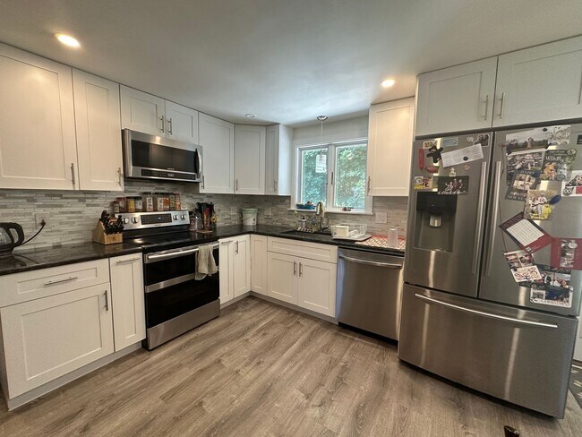 Building Photo - Spacious Single-Family Home for Rent - Lau...
