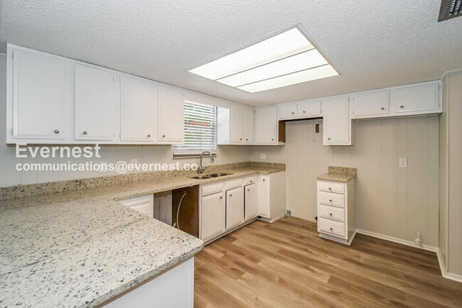 Foto del edificio - 3323 Lakemar Pl
