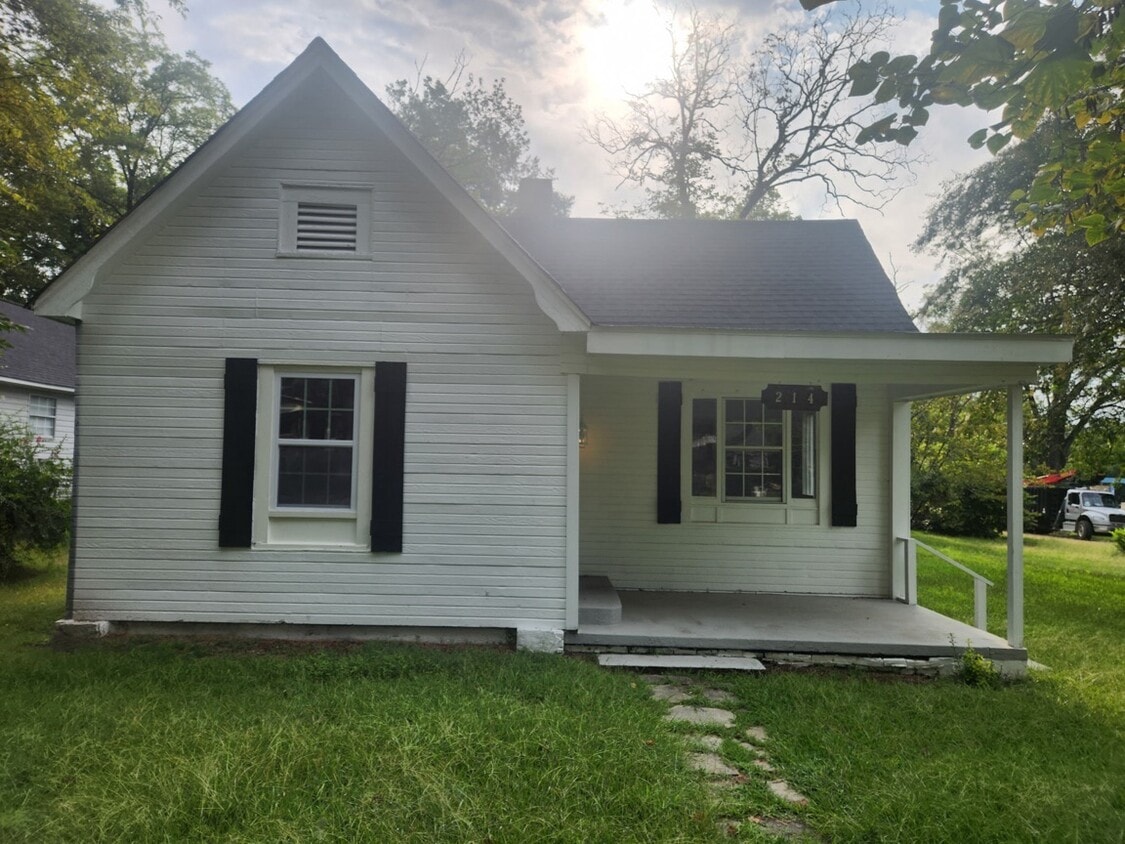 Primary Photo - 214 Highland Dr S