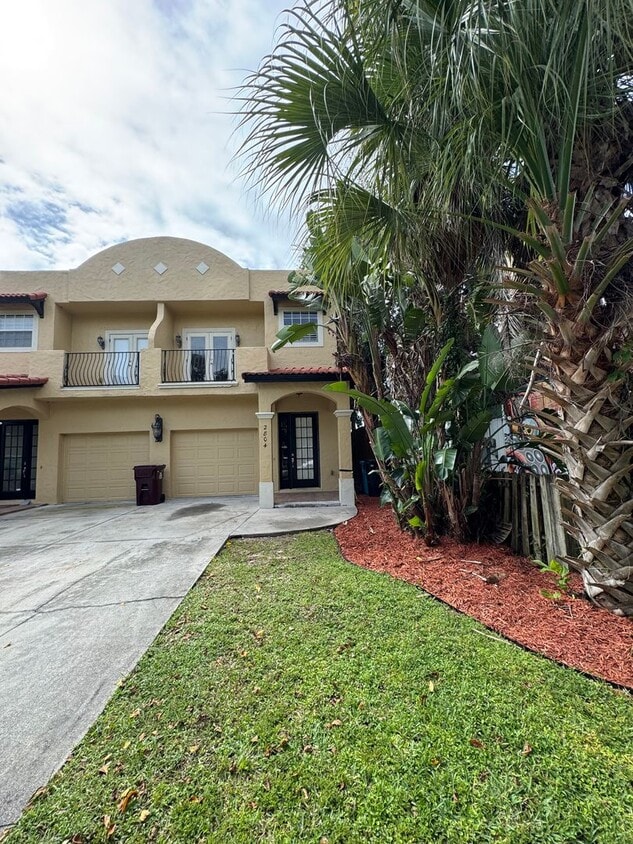 Townhouse Located Downtown! - Townhouse Located Downtown!