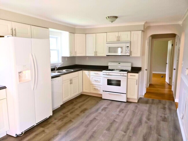 Foto del edificio - 4-Bedroom Home for Rent Summer 2026