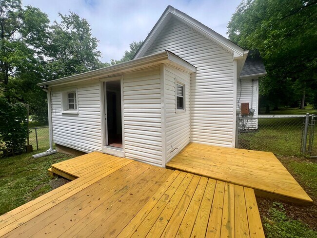 Building Photo - One bedroom, 1 bath house in Mebane