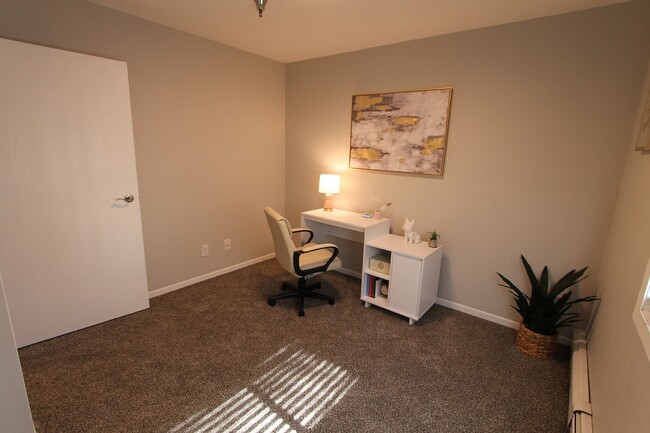 Building Photo - Spacious first floor one bedroom with mode...