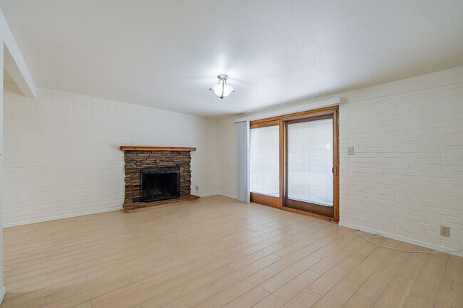 Building Photo - 3 bed/2bath home with large backyard.