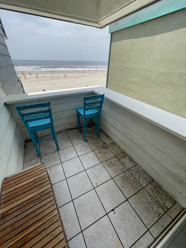 Building Photo - 3355 Ocean Front Walk