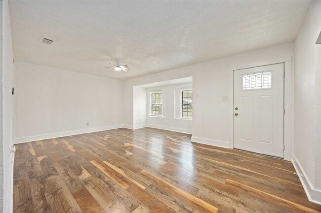 Foto del edificio - 6043 Lyndhurst Dr