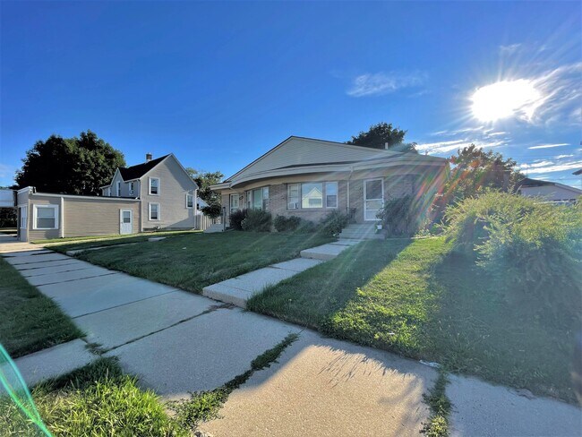 Building Photo - 1324 Lathrop Ave
