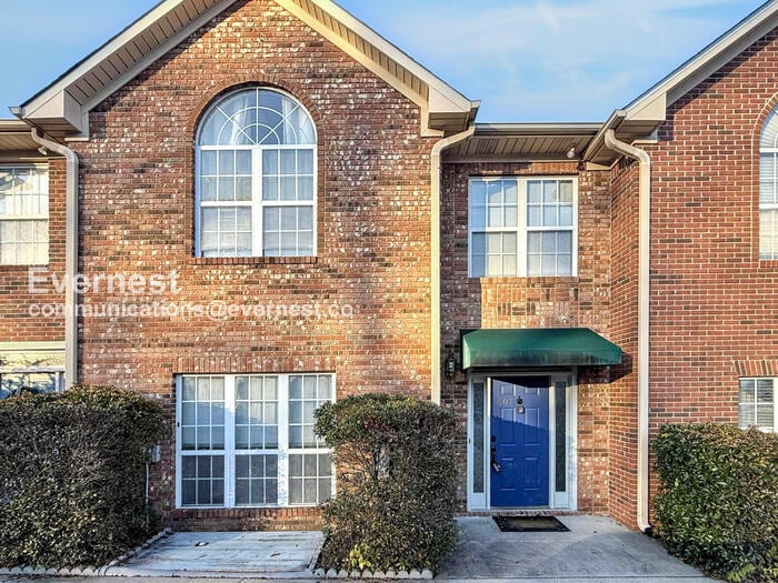 Foto principal - Spacious Town Home with Fenced Yard and Driveway Parking