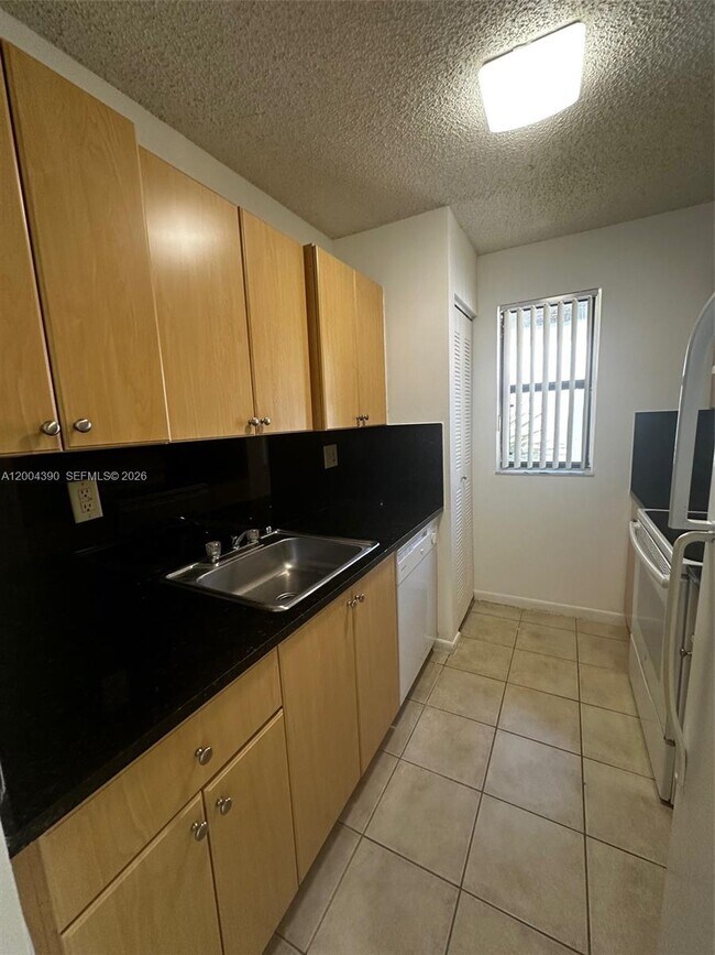 Foto del edificio - 7220 NW 179th St