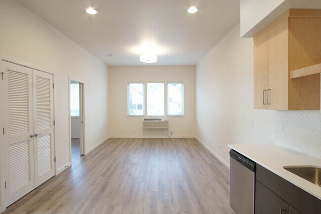 Foto del edificio - SPRING SPECIAL: Top Floor Modern 2 Bdr w/ W&D + AC!