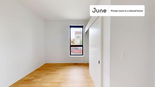 Building Photo - Private bedroom in 4 bed/3.5 bath Home