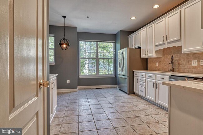 Building Photo - 3275 Amazon Ln