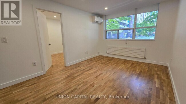 Photo du bâtiment - 407-230-230 Oak St