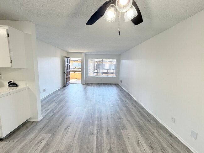 Plan A: Comedor con vista hacia la sala de estar - Anza Victoria Apartments