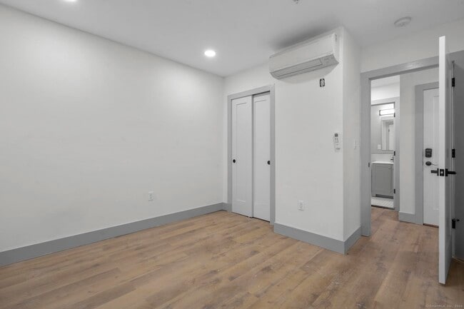 Building Photo - 111 Bank St