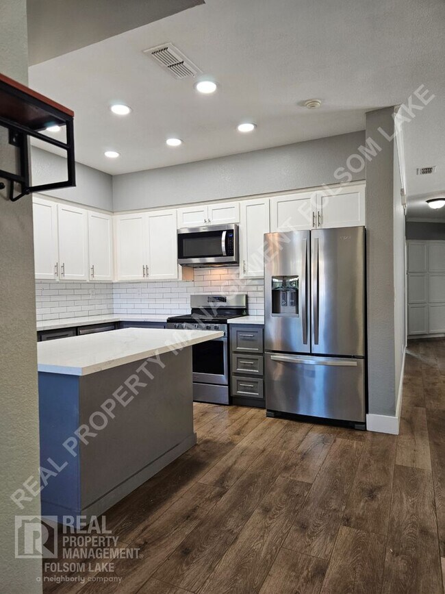 Foto del edificio - Well Maintained Folsom Home with RV Parkin...
