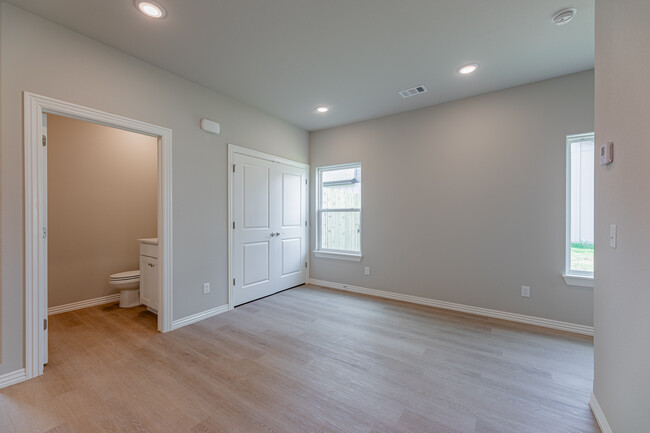 Building Photo - 1601 SW Poigai Wy