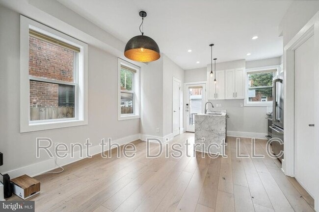 Foto del edificio - 608 Roxboro Pl NW