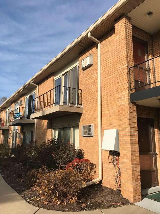 Beautiful Birmingham living at its best... Completely renovated and very spacious 691 Sq ft Upper l - 2859 E Maple Rd