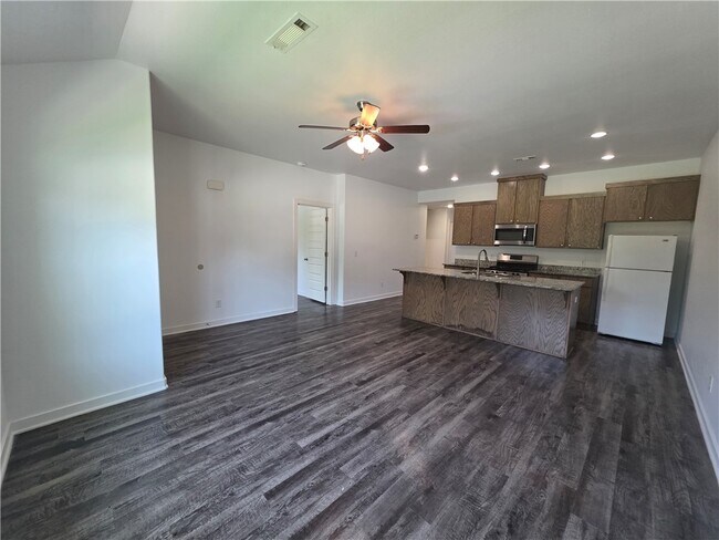 Building Photo - 637 Hidden Springs Dr