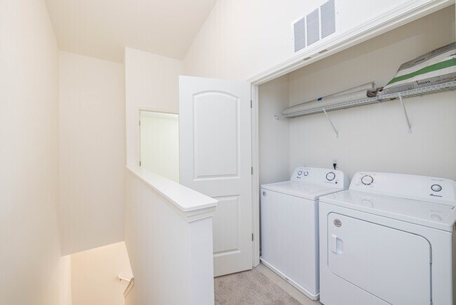 Foto del edificio - 2 BD Townhome Main Street Pineville -New Year's Special 1 Month Free!