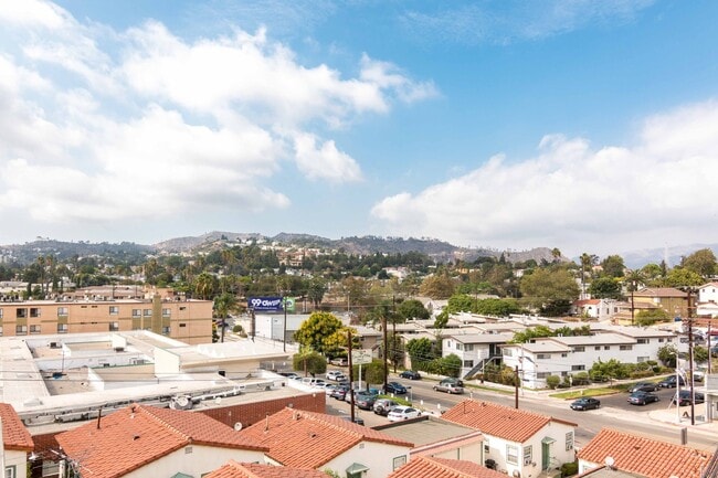 Building Photo - Luxury Townhome Centrally Located in Silverlake!