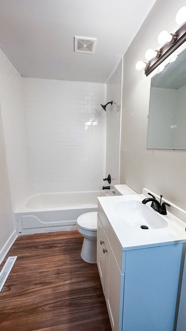 Building Photo - Spacious 4-Bed and 1.5 Bath for Rent! $174...