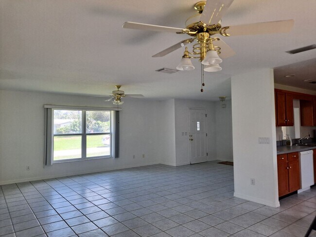 Foto del edificio - Available Mid-Nov! 3BR 2BA OFF RIVERSIDE DR FOR RENT