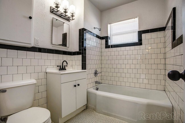 Building Photo - 1714 N Lindsay Ave
