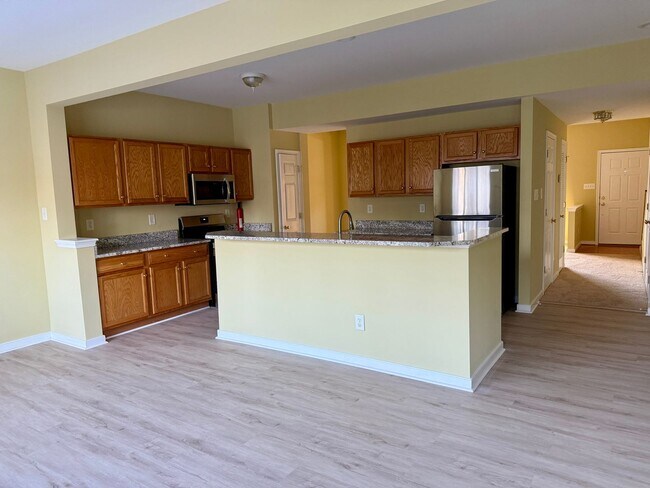 Building Photo - Gorgeous Renovated Townhome in Hickory Grove