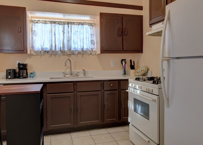 Kitchen - 2525 Idalia Ave