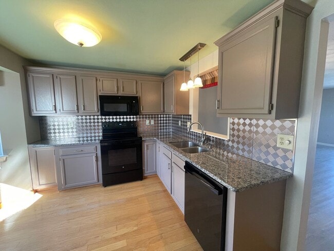 Building Photo - Baldwinsville Townhome - 2 Bedrooms 1.5 ba...