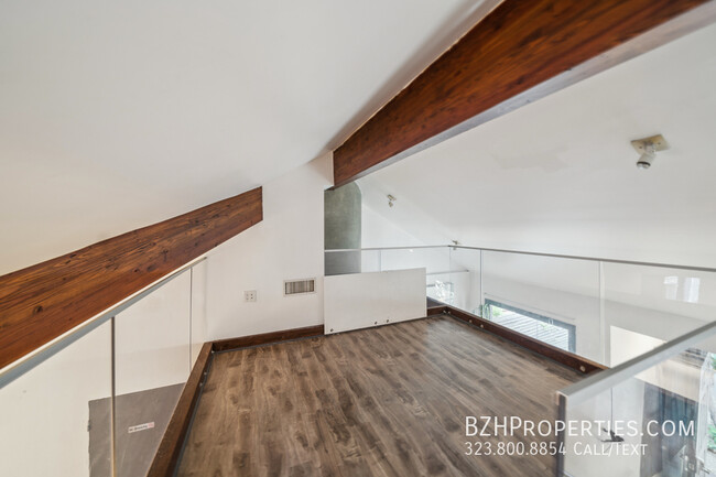 Foto del edificio - Modern 2-Bed, 2-Bath with a Huge Private Y...