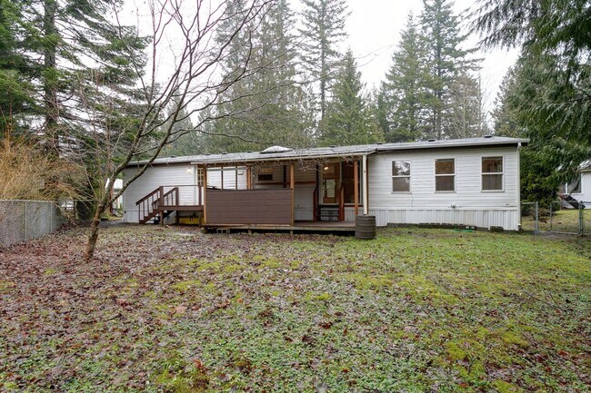 Building Photo - 3 Bedroom 1.75 Bath Mobile Home with Garag...
