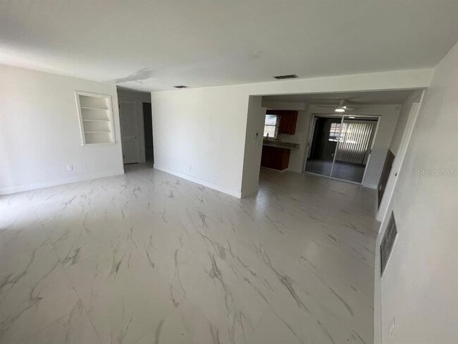Building Photo - 4248 Oakfield Ave