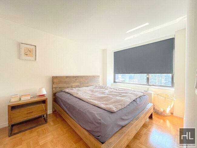 Foto del edificio - 235 WEST 56 STREET