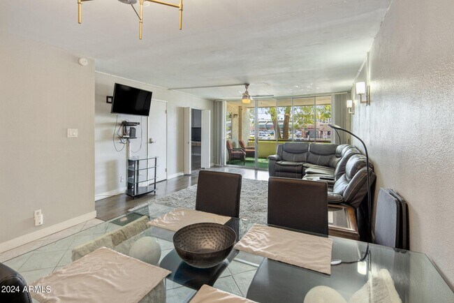 Foto del edificio - 7625 E Camelback Rd