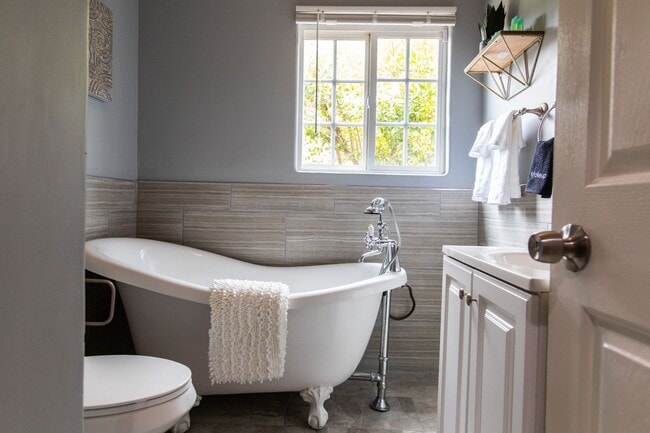 Building Photo - POOL HOME 3 BEDROOMS 3 BATHS